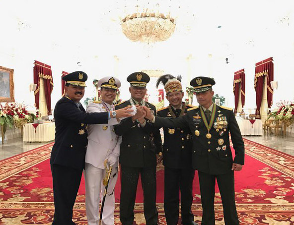 4 Jenderal TNI dan Kapolri Salam Kompak di Istana