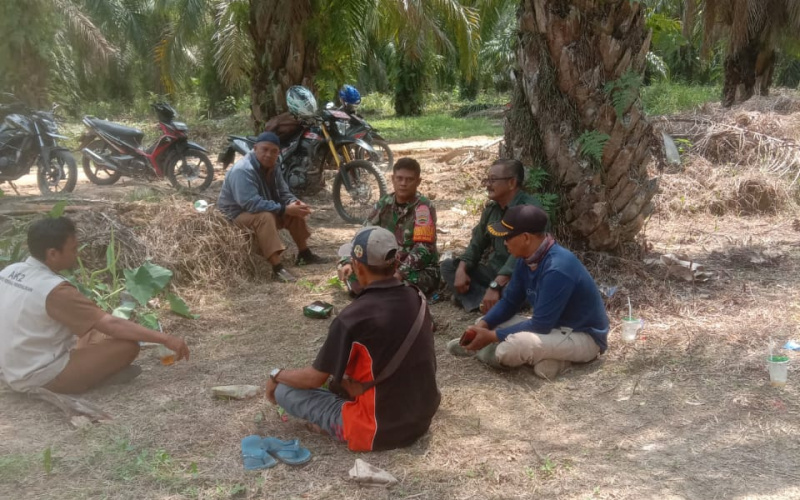 Babinsa Koramil 03 Sei Sembilan Giat Komsos, Pererat Silaturahmi