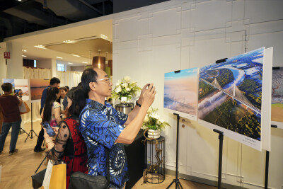 Pameran Seni Kaligrafi, Lukisan, dan Fotografi Bertema “Dialog dengan Gunung Que dan Hua” Resmi Dibuka di Singapura