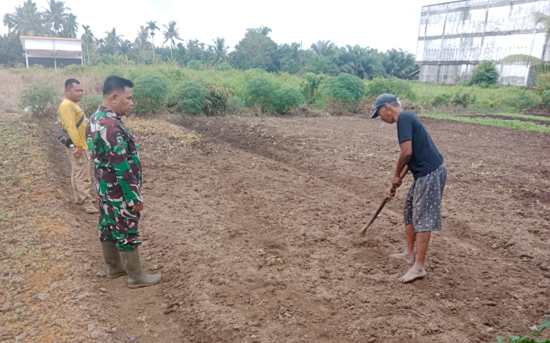 Cegah Karhutla, Babinsa Koramil 01 Dumai Beri Pendampingan Pengelolaan Lahan Tanpa Bakar di Bagan Keladi