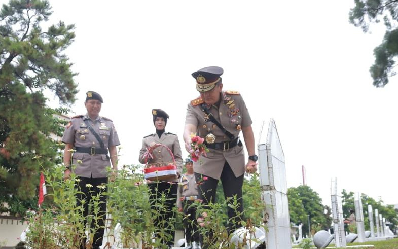Ziarah di TMP dan Larung Bunga di Sungai Siak, Irjen Iqbal Doakan Arwah Pahlawan
