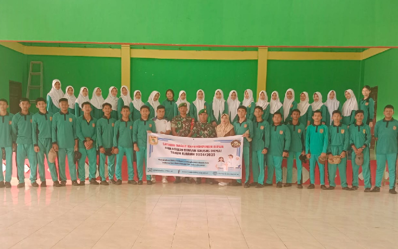 Sertu Mahyudin Latih PBB Kepada Siswa SMAN Binsus Dumai