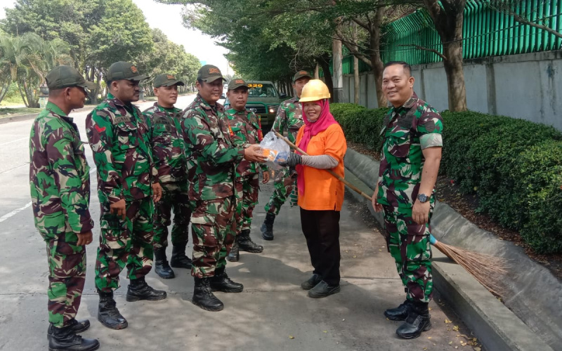 Danramil 01 Dumai Giat Jumat Barokah, Berbagi Nasi Kotak Kepada Masyarakat