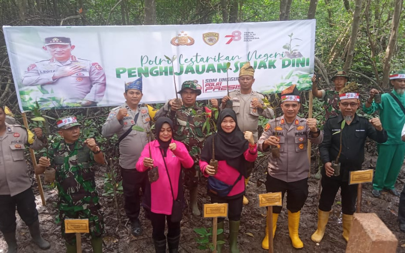 Polres Dumai Tanam 3.000 Pohon Mangrove, Meriahkan HUT RI