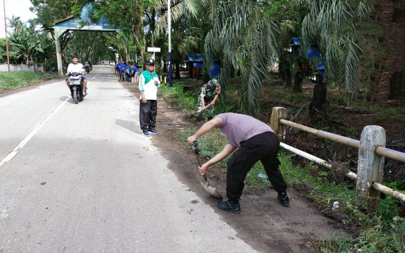 Koramil 03 Gotong Royong Bersama Warga Kelurahan Tanjung Penyebal