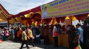 Dapatkan Sembako Murah, Ribuan Orang Serbu Kantor Gubernur Riau