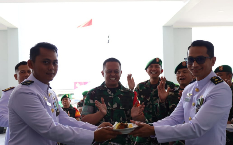 Dandim Dumai Berikan Kejutan HUT Ke-79 TNI AL di Mako Lanal