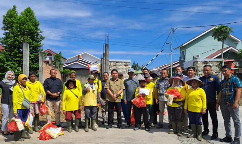 Dit Intelkam Polda Riau Serahkan Bantuan ke Petugas Kebersihan Pekanbaru