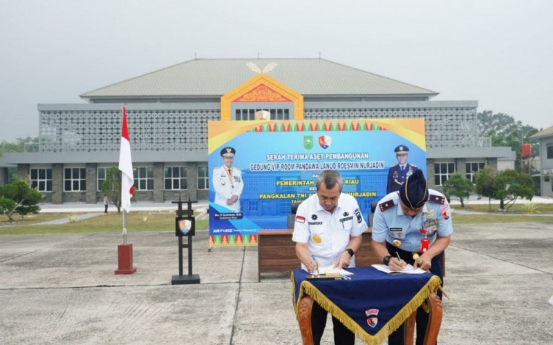 Gubri Serah Terima Aset Gedung VIP Room Pandawa Lanud Roesmin Nurjadin