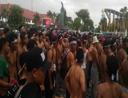 Tunggu Keputusan Gubernur Riau, Rakyat Suku Sakai Nekad Telanjang Dada 