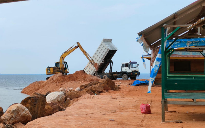 Diduga Reklamasi Pantai Koneng Tak Miliki Izin