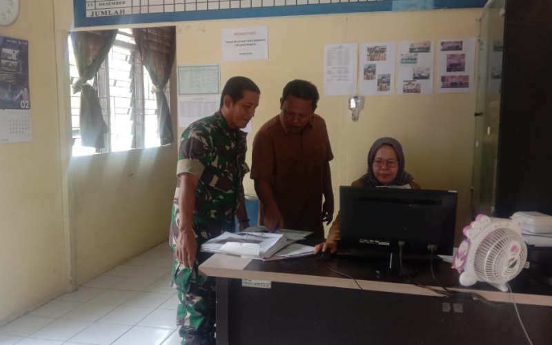 Sambangi Lurah Basilam Baru, Babinsa Koramil 03 Lakukan Komunikasi Sosial