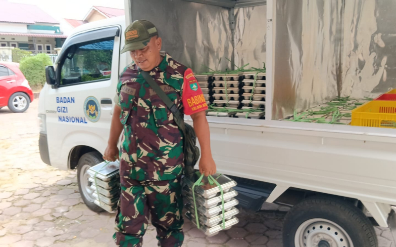 Babinsa Koramil 02 Dampingi Program Makanan Bergizi untuk 1.473 Pelajar dan Guru