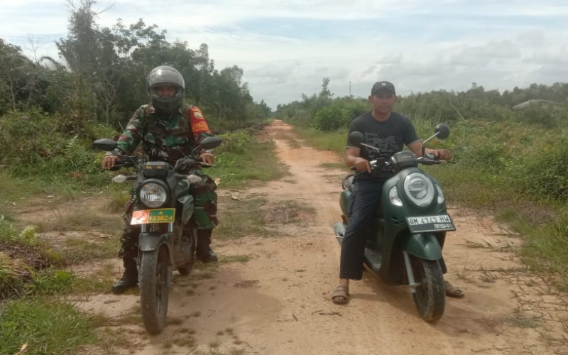 Babinsa Teluk Makmur Jelaskan Sanksi Hukum Terkait Pembakaran Lahan