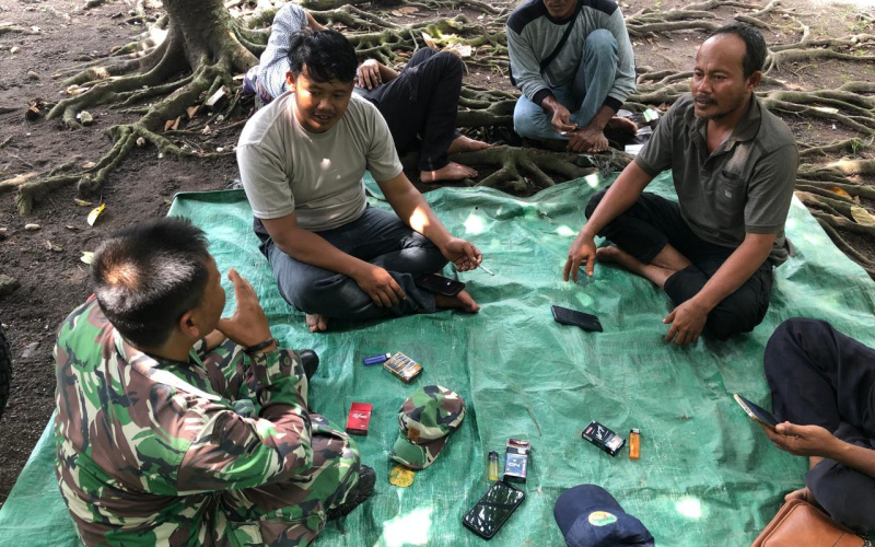 Bersama Tokoh Pemuda, Komunikasi Sosial Babinsa Koramil 03 Sei 9