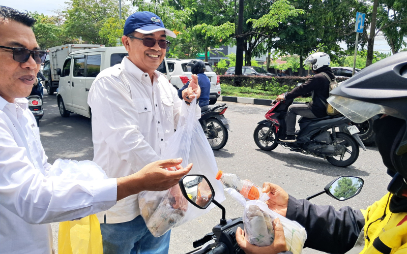 Jumat Berkah, PWI Riau Sedekah 600 Nasi Bungkus untuk Warga Pekanbaru