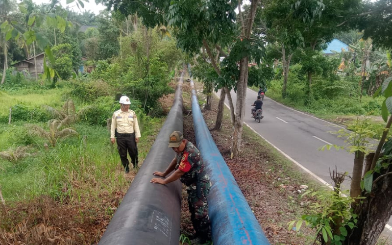 Patroli Babinsa Koramil 01 Bersama Security Pertamina di Wilayah Bukit Batrem