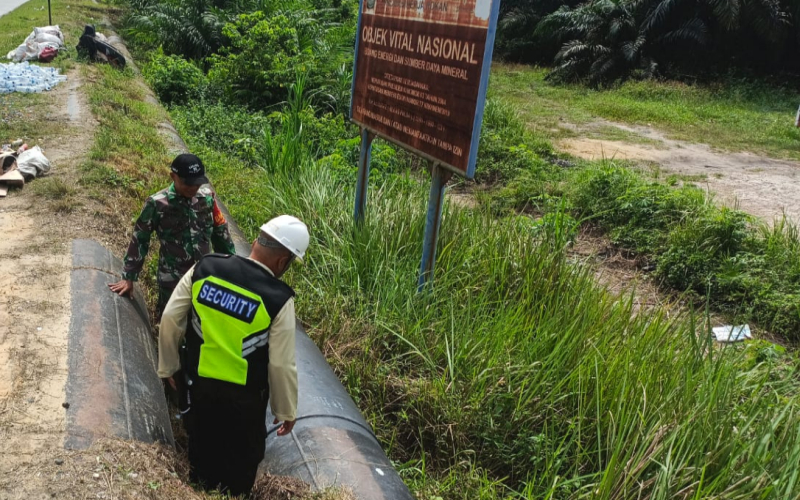 Dengan Patroli Rutin, Babinsa Koramil 02 Pastikan Keamanan di Area Pipa Minyak