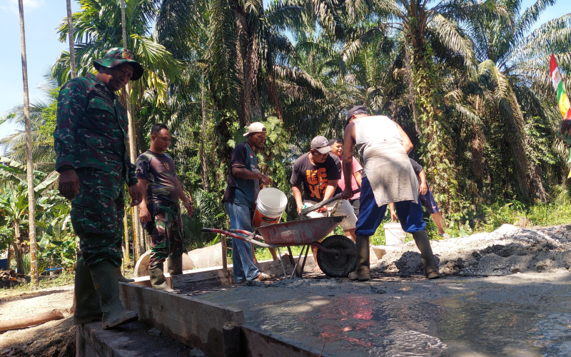 Pengecoran Box Culvert oleh Satgas TMMD Kodim 0320 Dumai Bersama Warga