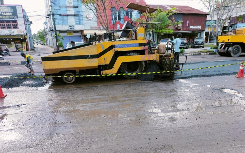 Dinas PUPR Dumai Bakal Uji Ulang Tempelan Aspal di Depan Jalan Sutomo