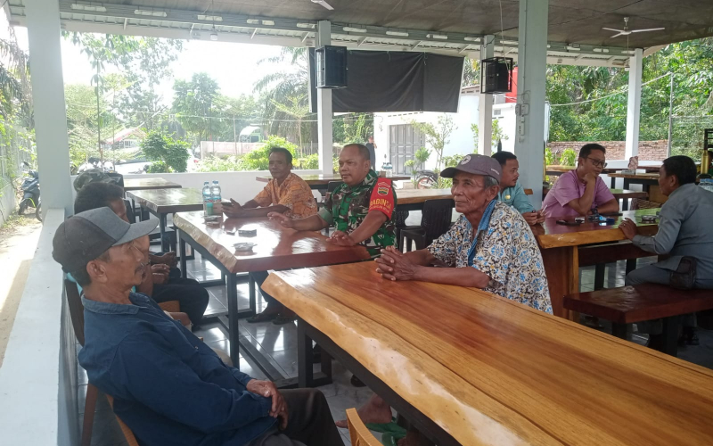 Lewat Komsos, Sertu Sareh Tegaskan Peran Tokoh Masyarakat dalam Menjaga Ketertiban dan Lingkungan