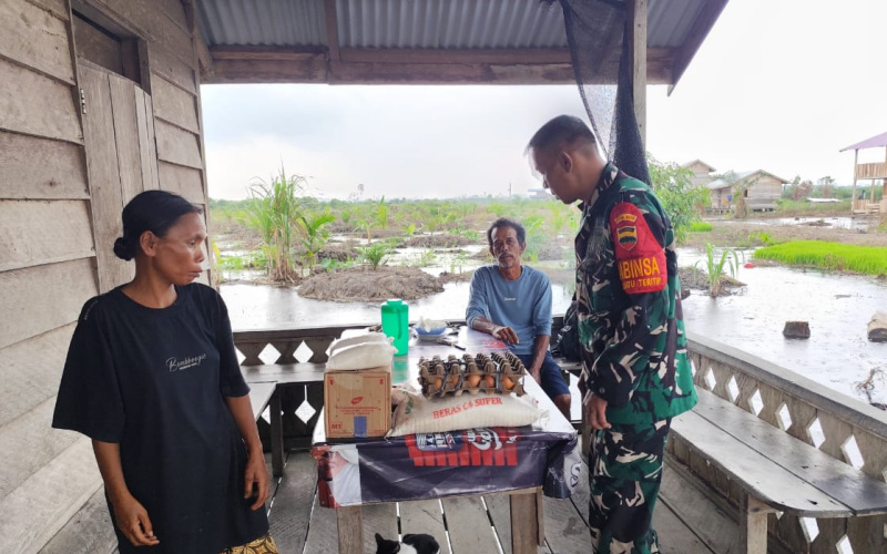 Serda Miftah Serahkan Paket Sembako Kepada Masyarakat Kurang Mampu