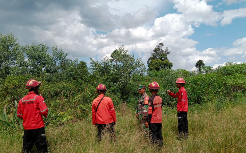 Panas Terik, Serda Bambang Irwanto Patroli dan Sosialisasi Karhutla