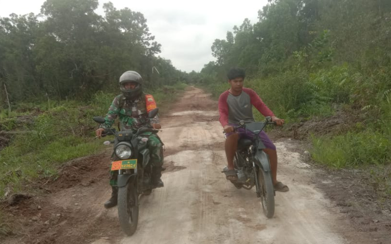 Babinsa Serda Cerzakatno Patroli Serta Sosialisasi Terkait Karhutla