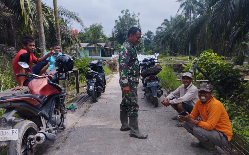 Patroli Karhutla di Lubuk Gaung, Babinsa Tekankan Larangan Pembakaran Lahan