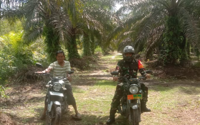 Babinsa Teluk Makmur Rutin Patroli Jaga Keamanan Wilayah