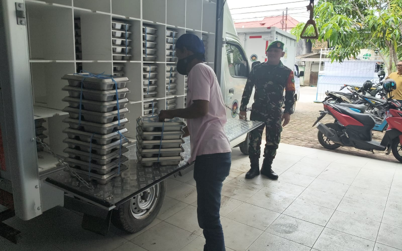 Babinsa Sertu Arjuna Endar Dampingi Pembagian Makanan Bergizi bagi Ribuan Siswa di Buluh Kasap