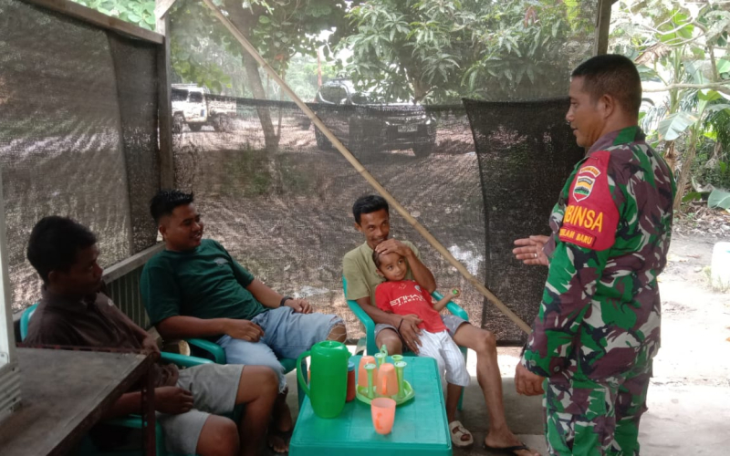 Babinsa Basilam Baru Jalin Keakraban dengan Masyarakat