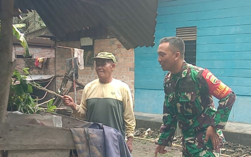 Babinsa Bagan Keladi Giat Sosialisasi PMK, Kunjungi Peternakan Warga