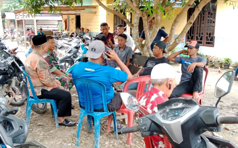 Babinsa Koramil 03 Sungai Sembilan Gelar Komsos dengan Tokoh Pemuda