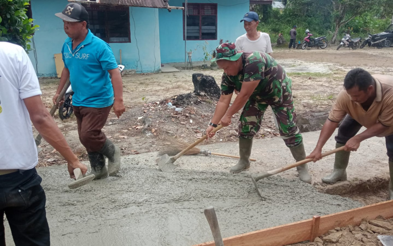 Gotong Royong, Babinsa Ramil 02 BK Bantu Warga