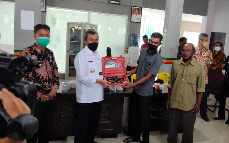 Bupati Rohil Dampingi Gubernur Riau Serahkan Bantuan 10 Unit Mesin Kapal Nelayan