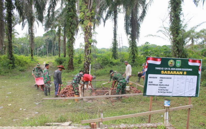 Bangun Sumur Bor dan MCK Berkualitas, TMMD Kodim Dumai Gotong Royong Bersama Warga