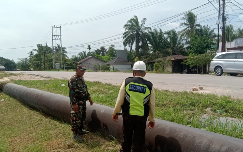 Babinsa Koramil 01 Dukung Kelancaran Patroli di Kawasan Pipa Pertamina