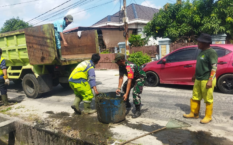 Babinsa Koramil 01 Kodim Dumai Gotong Royong bersama Warga