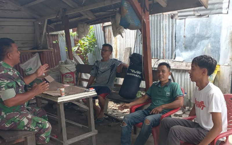 Babinsa Sertu Roni Patoli di Jalur Pipa Minyak Pertamina Bersama Tim