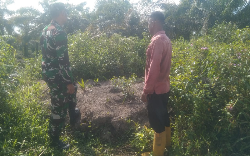 Jaga Lingkungan, Babinsa Serda Erwan Patroli Karhutla