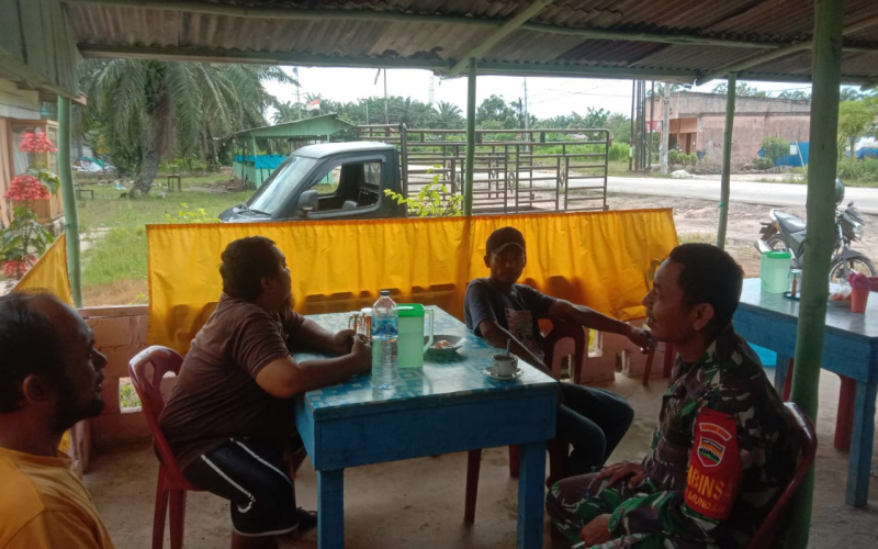 Bersama Tokoh Masyarakat, Babinsa Sertu Ramli Jalin Silaturahmi