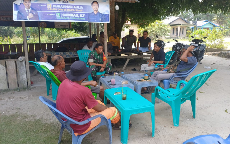 Babinsa Gurun Panjang Beri Pemahaman ke Warga Soal Bahaya Karhutla