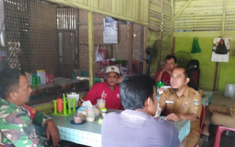 Serma Tarmin Laksanakan Komsos di Lubuk Gaung, Pererat Hubungan TNI dan Warga