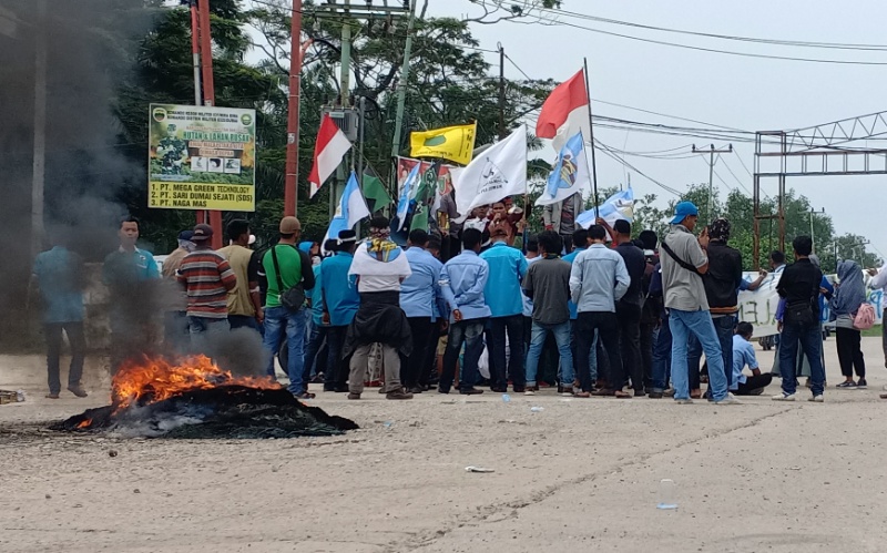 Demo di Purnama, Massa Aksi Teriak ''Pak Wali Takut''