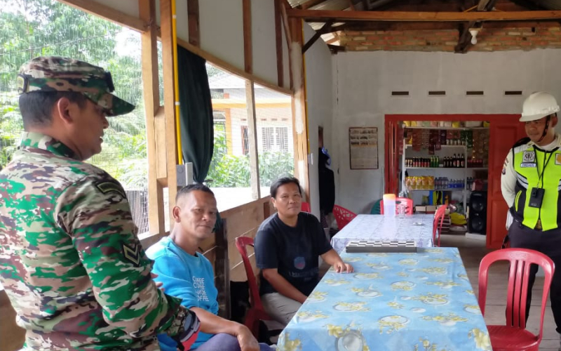 Babinsa Dumai Bersama Security PHR Intensifkan Patroli Pengamanan Pipa Minyak