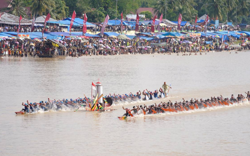 Guberi Syamsuar Beri Bonus Untuk Juara, Festival Pacu Jalur 2023 Resmi Menutup