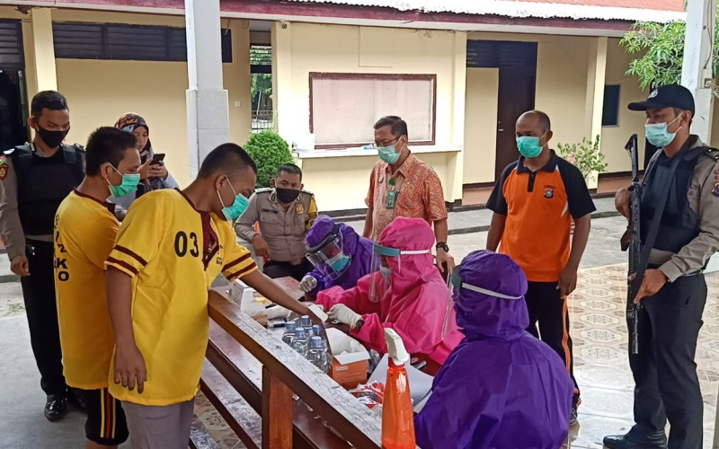 Puluhan Tahanan Polsek Bangko di Rapid Test Covid-19