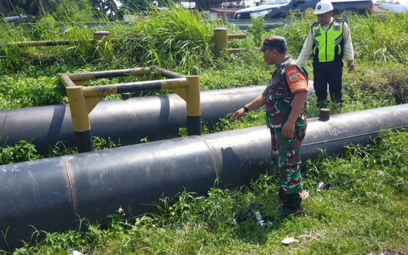 Gandeng Sekuriti Pertamina, Personil Koramil 02 BK Patroli Cek Pipa Minyak