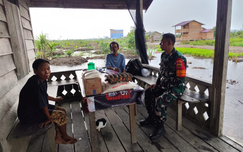 Koramil 03 Serahkan Paket Sembako Kepada Masyarakat di Batu Teritip